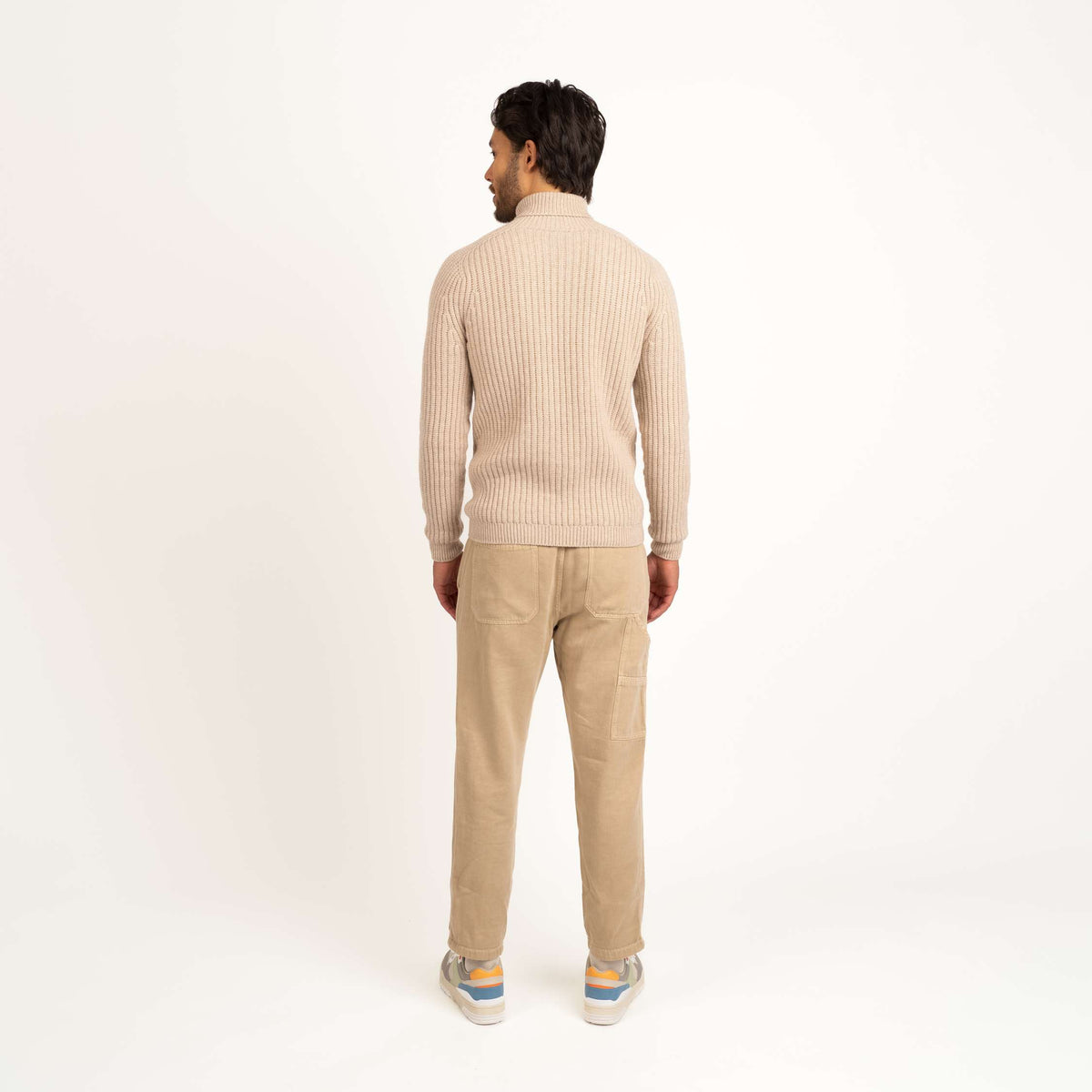 North Outdoor Hehku miesten merino poolopaita värissä manteli, mulesing-vapaa merinovilla. Valmistettu Suomessa. - Malli on 187 cm ja käyttää kokoa L