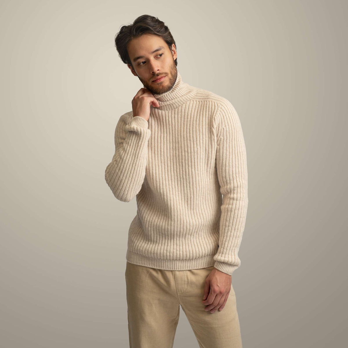 North Outdoor Hehku miesten merino poolopaita värissä manteli, mulesing-vapaa merinovilla. Valmistettu Suomessa. - Malli on 187 cm ja käyttää kokoa L
