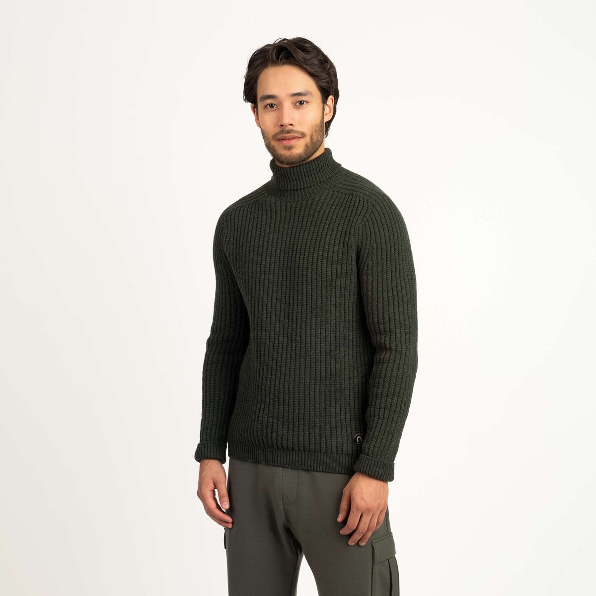 North Outdoor Hehku miesten merino poolopaita värissä nokkonen, mulesing-vapaa merinovilla. Valmistettu Suomessa. - Malli on 187 cm ja käyttää kokoa L