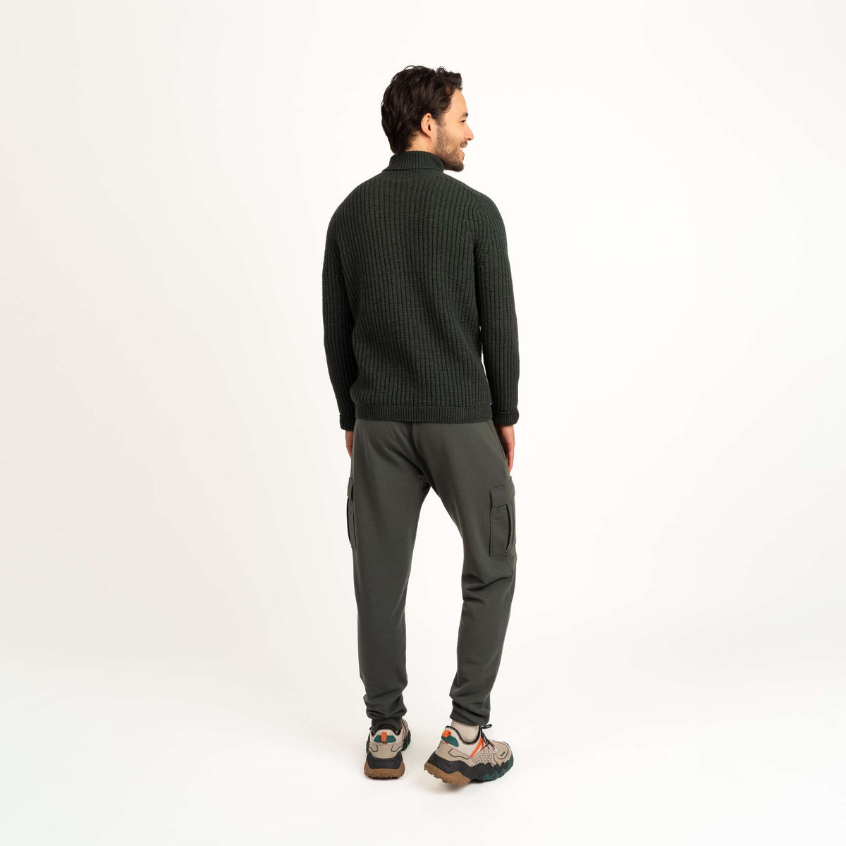 North Outdoor Hehku miesten merino poolopaita värissä nokkonen, mulesing-vapaa merinovilla. Valmistettu Suomessa. - Malli on 187 cm ja käyttää kokoa L