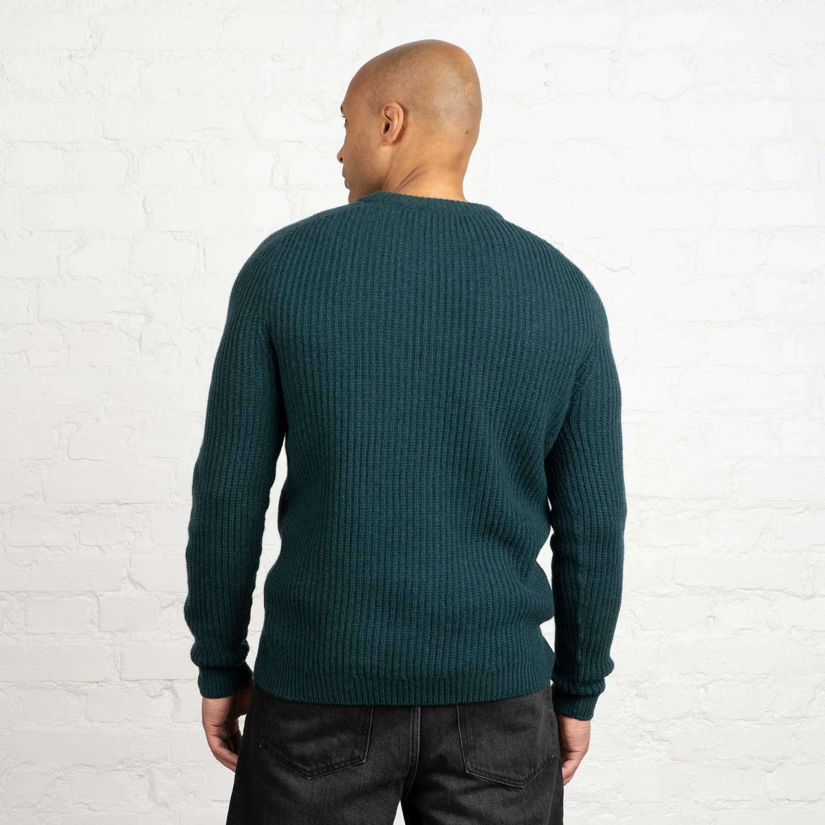 North Outdoor Maglione in maglia di merino Honka da uomo nel colore pavone Blu, mulesing-free Lana merino. Progettato in Finlandia. - Il modello è alto 187 cm e indossa la taglia L