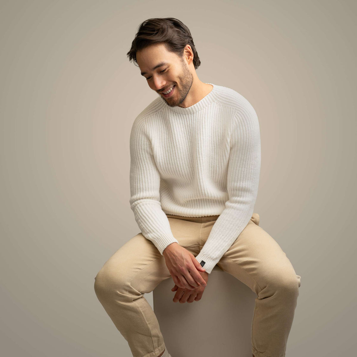 North Outdoor Maglione in maglia di merino Honka da uomo nel colore bianco neve, senza mulesing Lana merino. Prodotto in Finlandia. - Il modello è alto 187 cm e indossa la taglia L