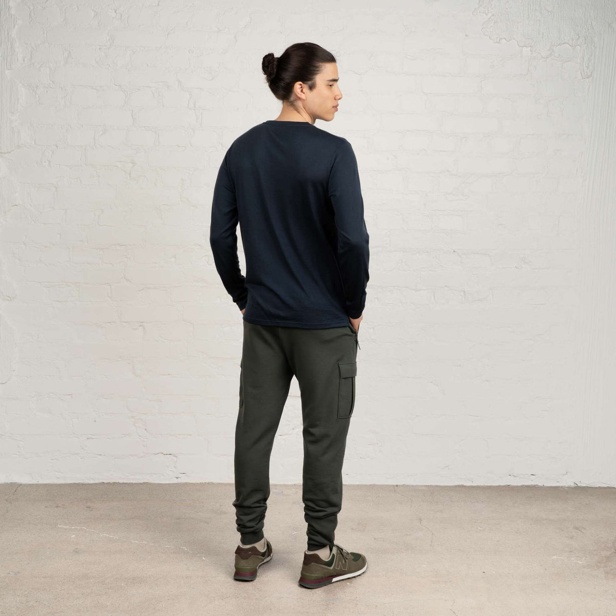 North Outdoor All day 150 Heren merino T-shirt met lange mouwen in indigoblauw, mulesing-vrij merinowol. Ontworpen in Finland. - Model is 185 cm lang en draagt maat L