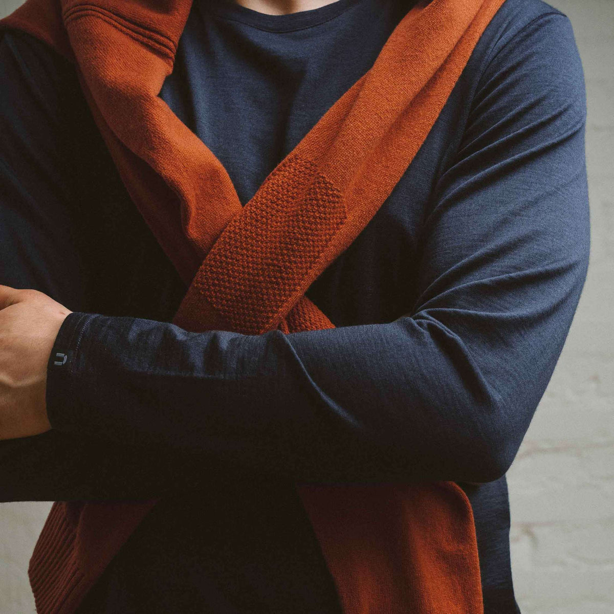 North Outdoor All day 150 Heren merino T-shirt met lange mouwen in indigoblauw, mulesing-vrij merinowol. Ontworpen in Finland. - Model is 185 cm lang en draagt maat L