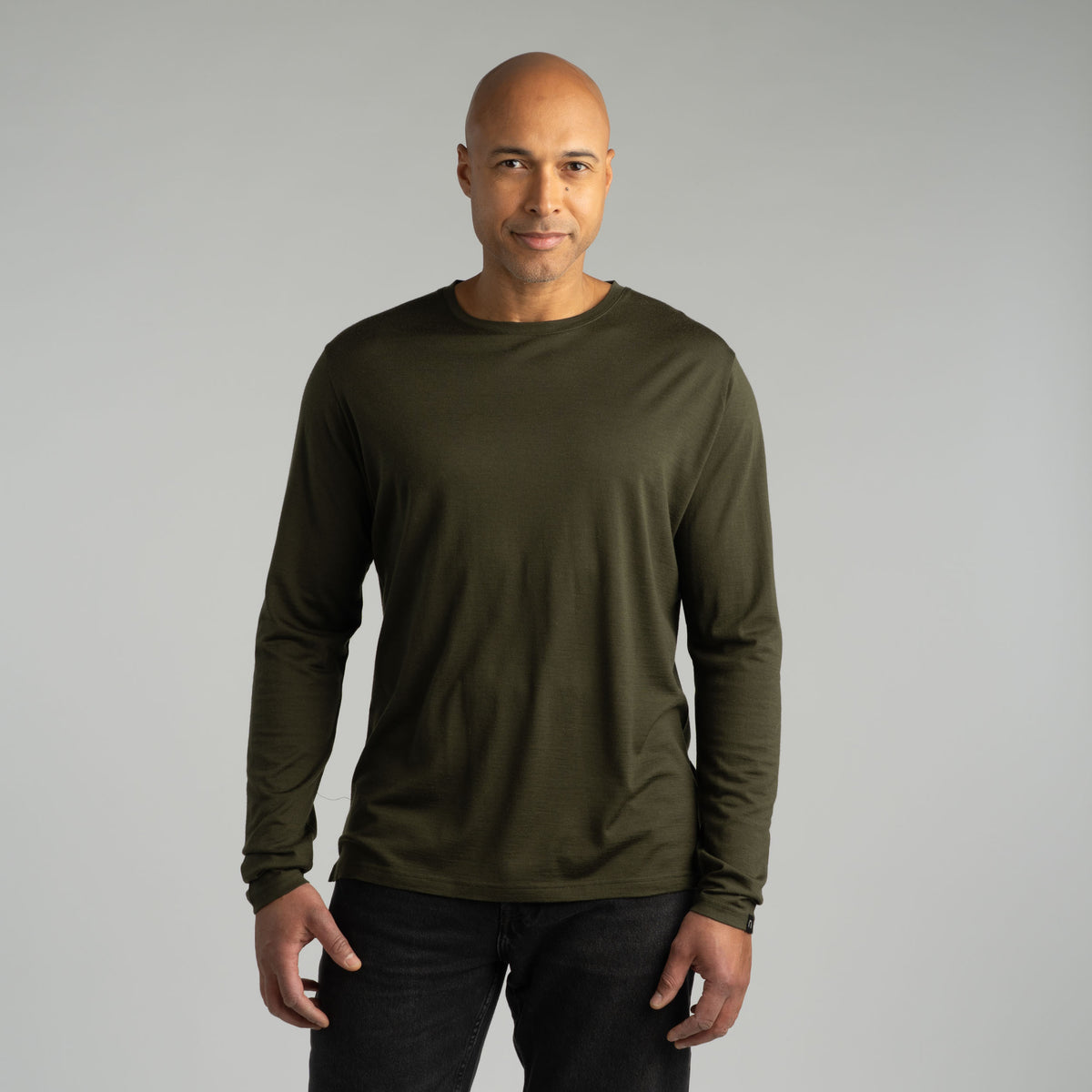 North Outdoor Joe miesten pitkähihainen merino T-paita värissä tumma oliivi, mulesing-vapaa merinovilla. Suunniteltu Suomessa. - Malli on 187 cm ja käyttää kokoa XL