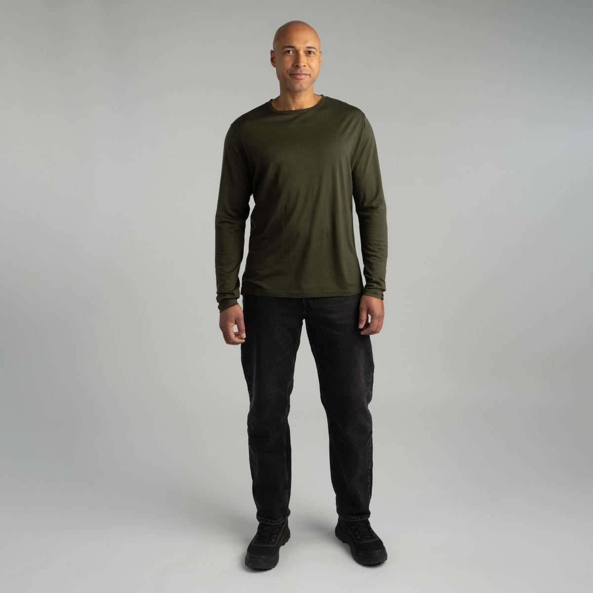 North Outdoor Joe miesten pitkähihainen merino T-paita värissä tumma oliivi, mulesing-vapaa merinovilla. Suunniteltu Suomessa. - Malli on 187 cm ja käyttää kokoa XL