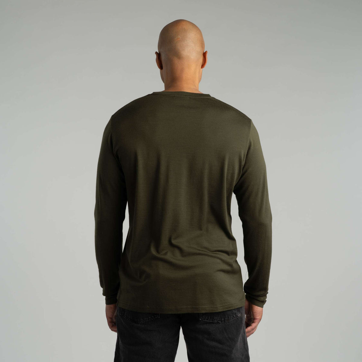 North Outdoor Joe men's long-sleeve merino t-shirt in dark olive, mulesing-free merino wool. Designed in Finland. - Model is 187 cm and wears size XL