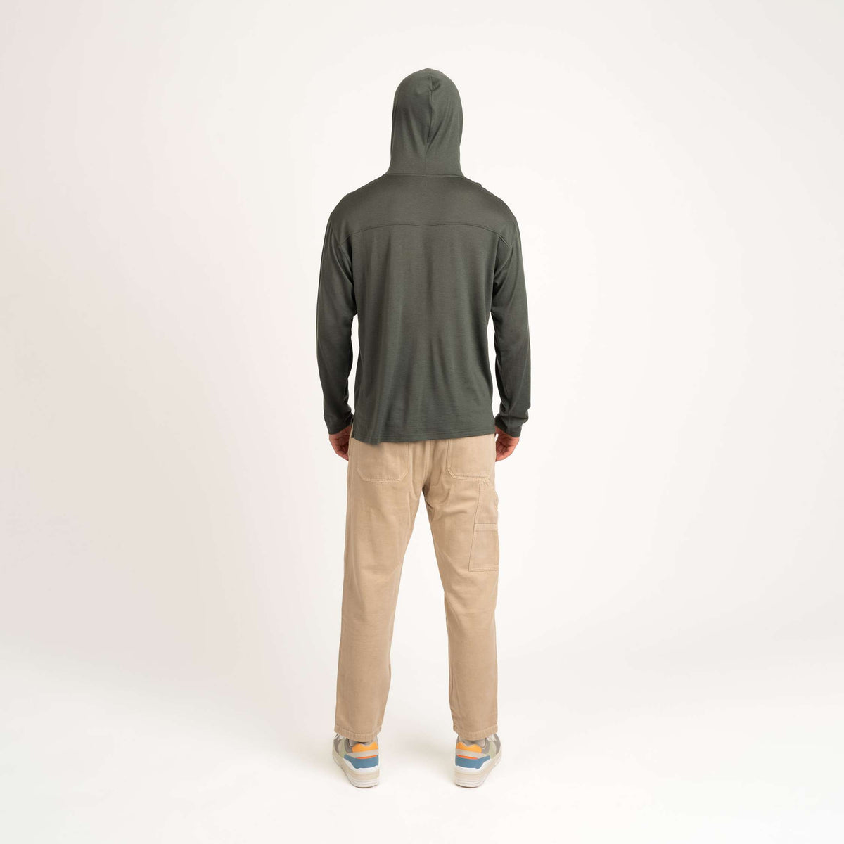 North Outdoor All day 150 Herren Merino-Hoodie Jay in der Farbe Brennnessel, Mulesing-frei Merinowolle. In Finnland entworfen. - Das Model ist 187 cm groß und trägt Größe L