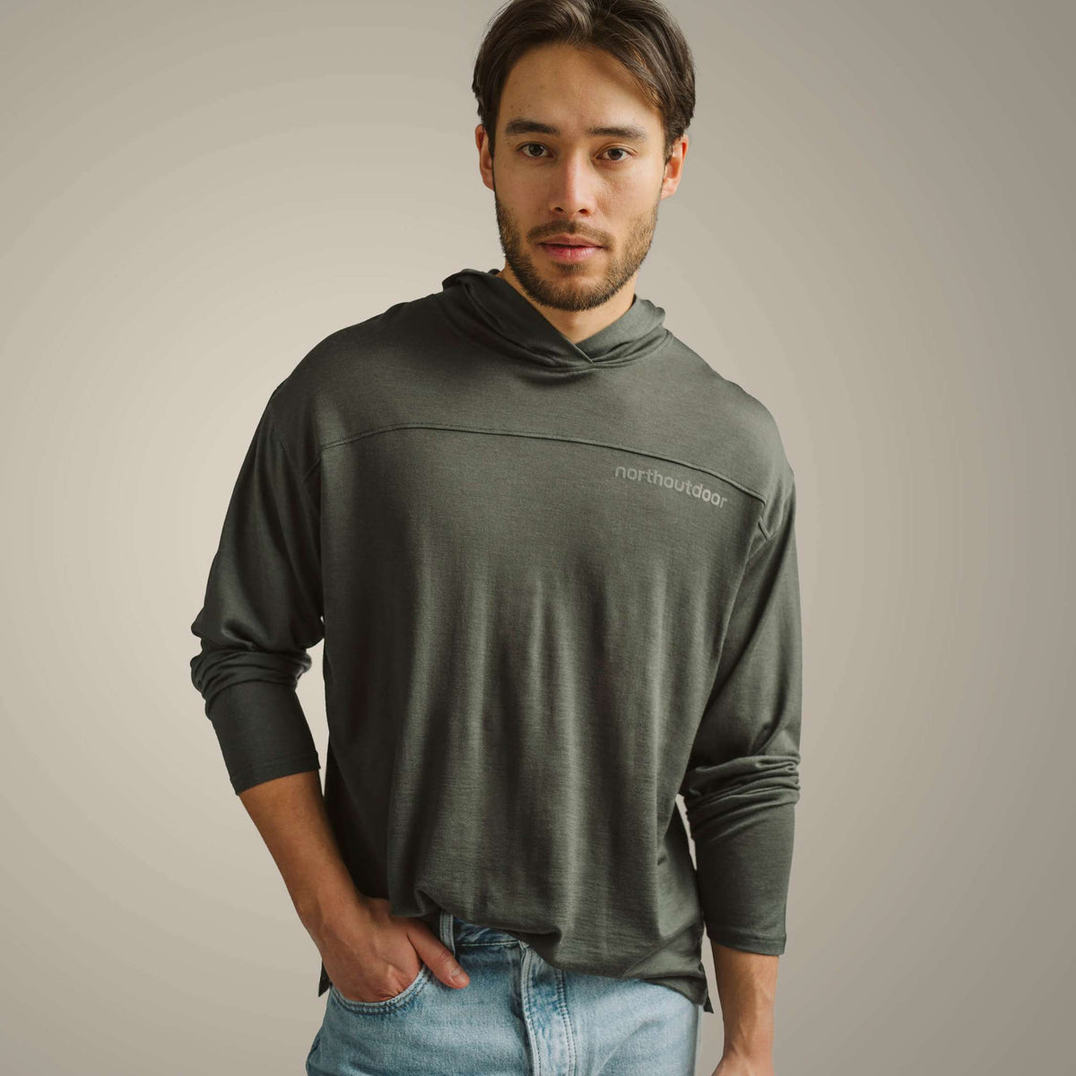 North Outdoor All day 150 Herren Merino-Hoodie Jay in der Farbe Brennnessel, Mulesing-frei Merinowolle. In Finnland entworfen. - Das Model ist 187 cm groß und trägt Größe L