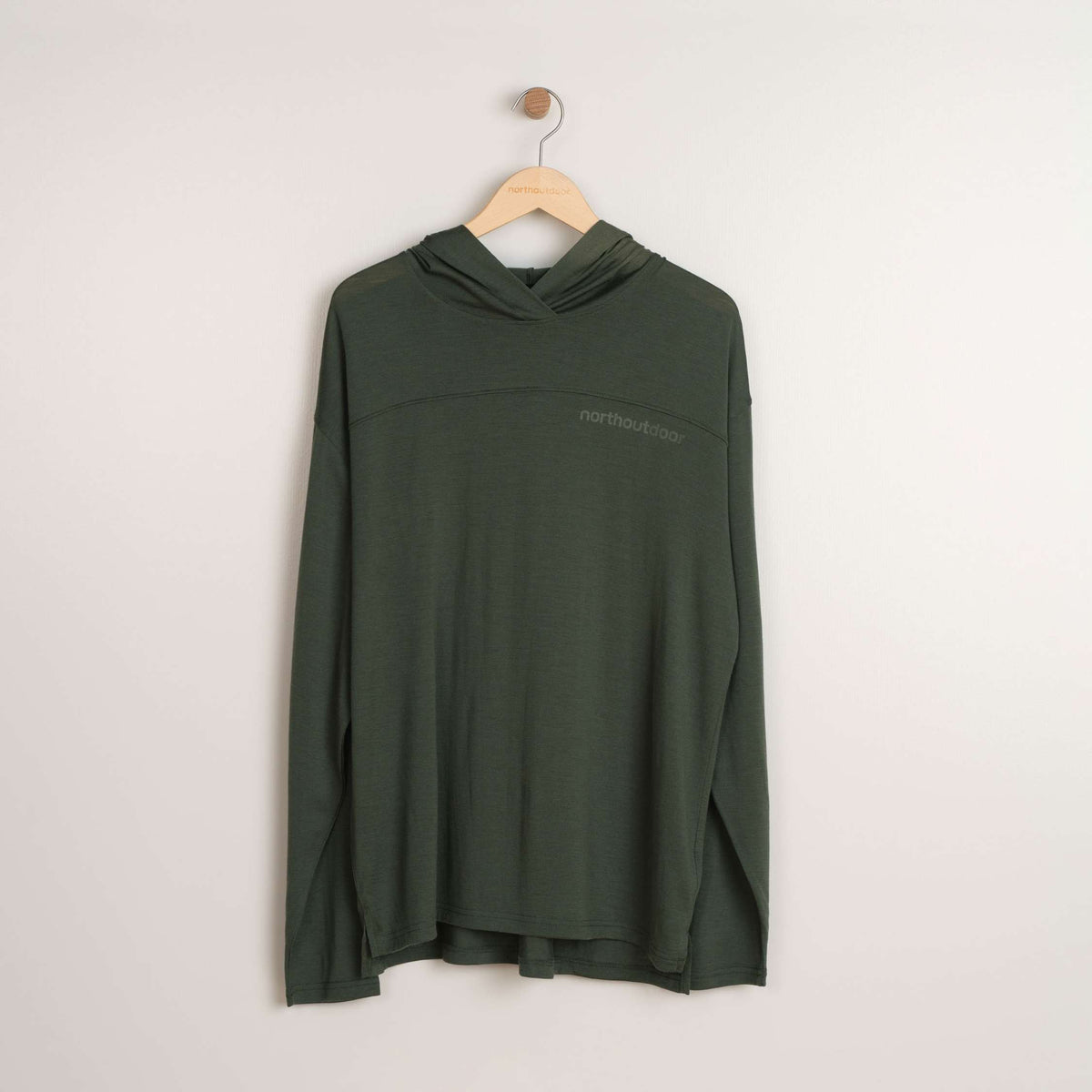 North Outdoor All day 150 Herren Merino-Hoodie Jay in der Farbe Brennnessel, Mulesing-frei Merinowolle. In Finnland entworfen. - 