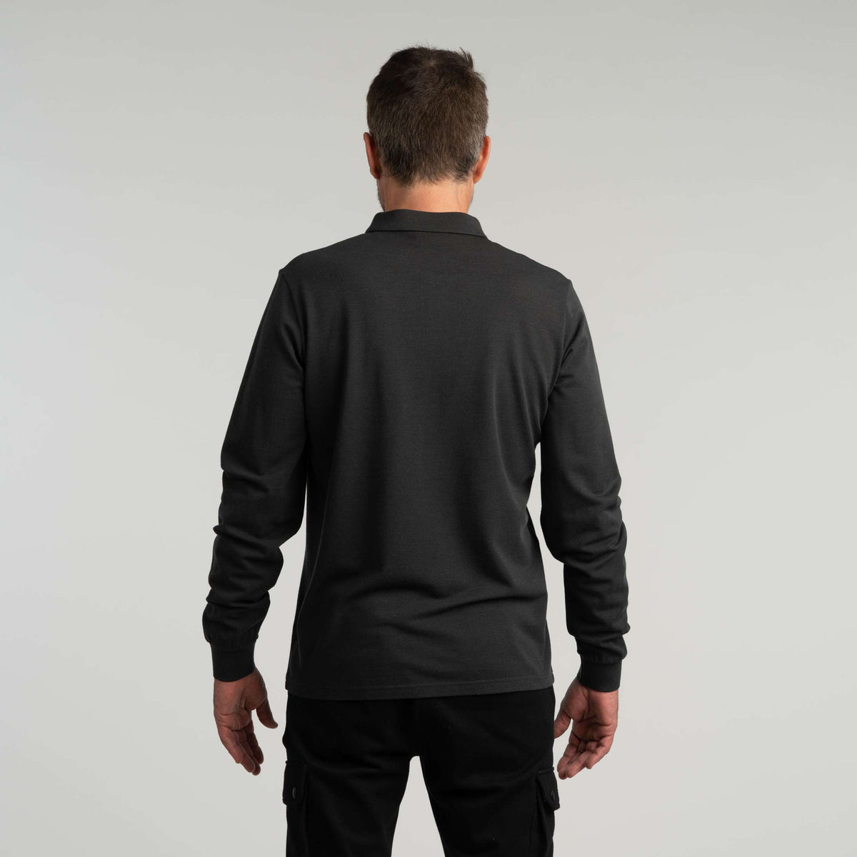 North Outdoor Jody långärmad merinopikétröja för herr i granitgrå, mulesing-fri merinoull. Designad i Finland. - Modellen är 181 cm och bär storlek L