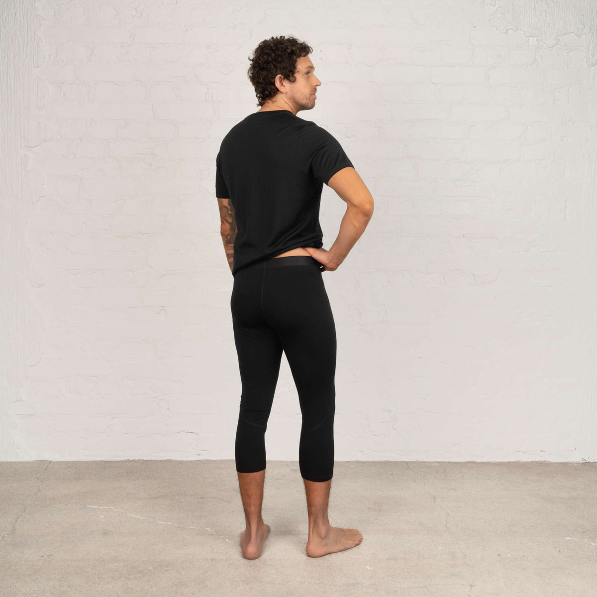 North Outdoor Pantalon 3/4 en mérinos de base couche Motion 150 homme en couleur Noir, sans mulesing Laine mérinos. Conçu en Finlande. Parfait pour le multicouche technique. - Le modèle mesure 191 cm et porte la taille L