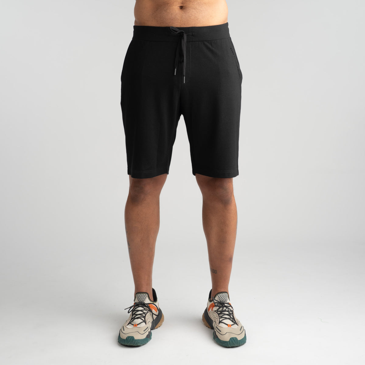 North Outdoor Elias merinoshortsit M värissä musta, mulesing-vapaa merinovilla. Suunniteltu Suomessa. - Malli on 187 cm ja käyttää kokoa XL