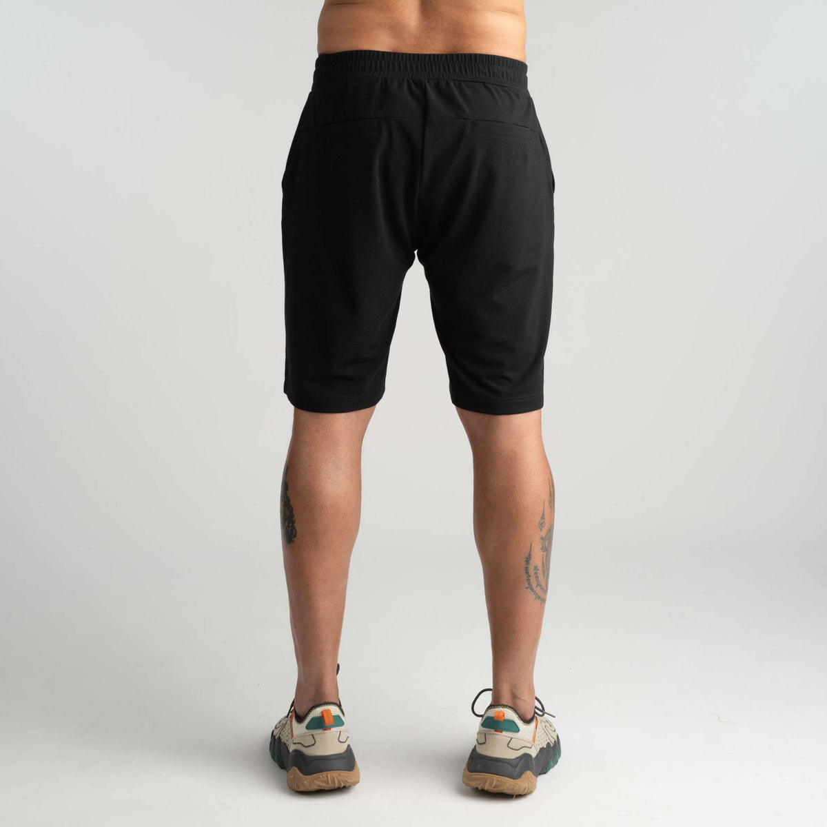 North Outdoor Elias merinoshortsit M värissä musta, mulesing-vapaa merinovilla. Suunniteltu Suomessa. - Malli on 187 cm ja käyttää kokoa XL