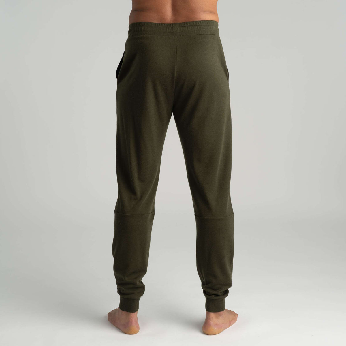 North Outdoor Amos Herren-Merinohose in Dunkeloliv, mulesingfreie Merinowolle. Entworfen in Finnland. - Model ist 187 cm groß und trägt Größe XL
