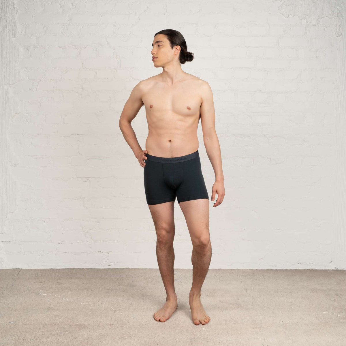 North Outdoor Noel Herren-Merino-Boxershorts in Indigo mulesingfreie Merinowolle. Entworfen in Finnland. - Model ist 185 cm groß und trägt Größe L
