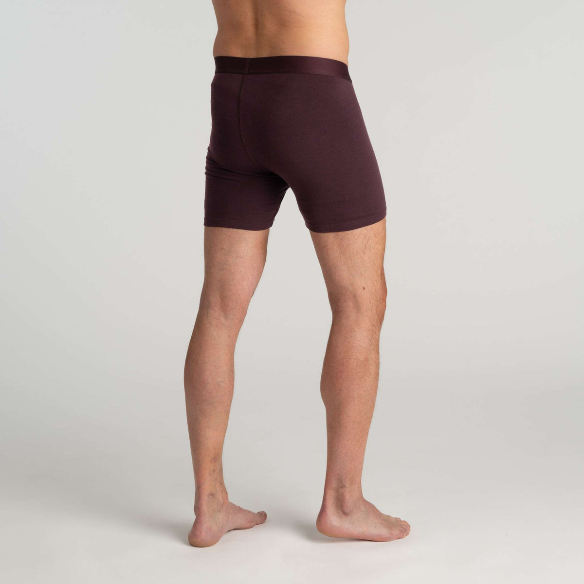 North Outdoor Noel Herren-Merino-Boxershorts in Aubergine, mulesingfreie Merinowolle. Entworfen in Finnland. - Model ist 181 cm groß und trägt Größe L
