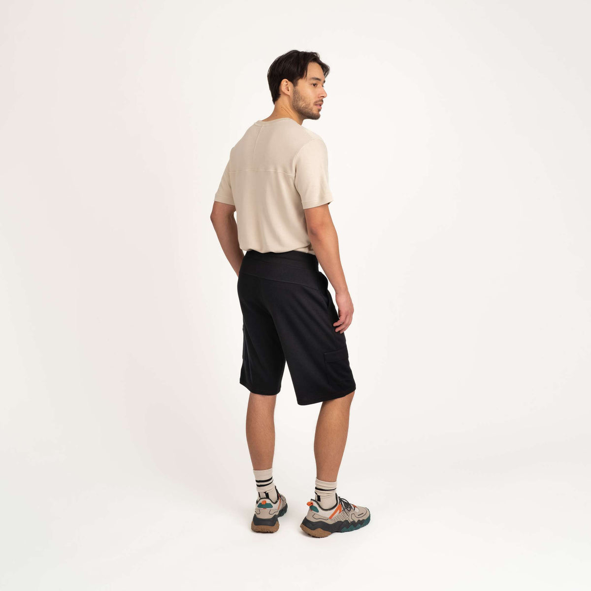 North Outdoor All day 260 Herren Merino-Shorts in der Farbe Tod Schwarz, Mulesing-frei Merinowolle. Entworfen in Finnland. - Das Model ist 187 cm groß und trägt Größe L