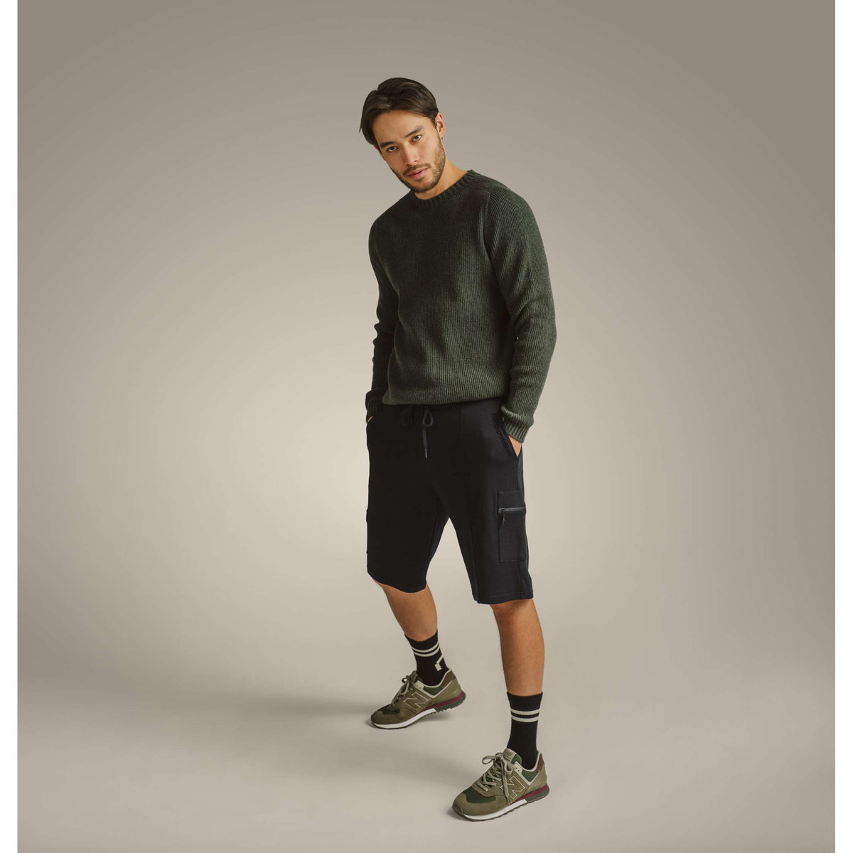 North Outdoor All day 260 Herren Merino-Shorts in der Farbe Tod Schwarz, Mulesing-frei Merinowolle. Entworfen in Finnland. - Das Model ist 187 cm groß und trägt Größe L
