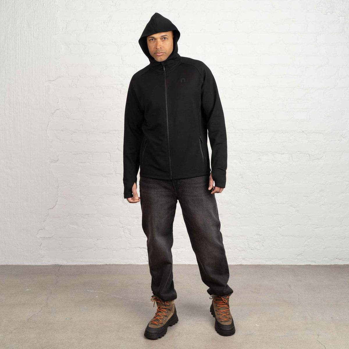 North Outdoor Remi merinofleece hupparitakki M värissä musta, mulesing-vapaa merinovilla. Suunniteltu Suomessa. - Malli on 187 cm ja käyttää kokoa XL