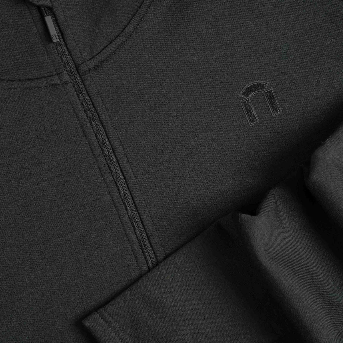 North Outdoor Remi merinofleece hupparitakki M värissä graniitinharmaa, mulesing-vapaa merinovilla. Suunniteltu Suomessa. - 