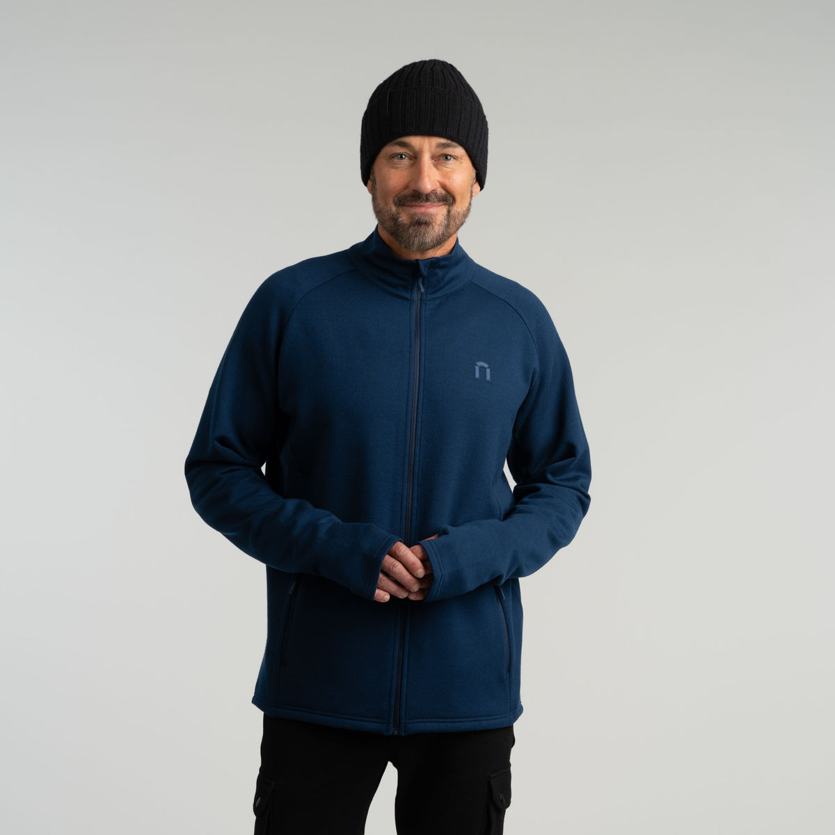 North Outdoor Peter miesten merinofleecetakki värissä tumma mustikka, mulesing-vapaa merinovilla. Suunniteltu Suomessa. - Malli on 181 cm ja käyttää kokoa L