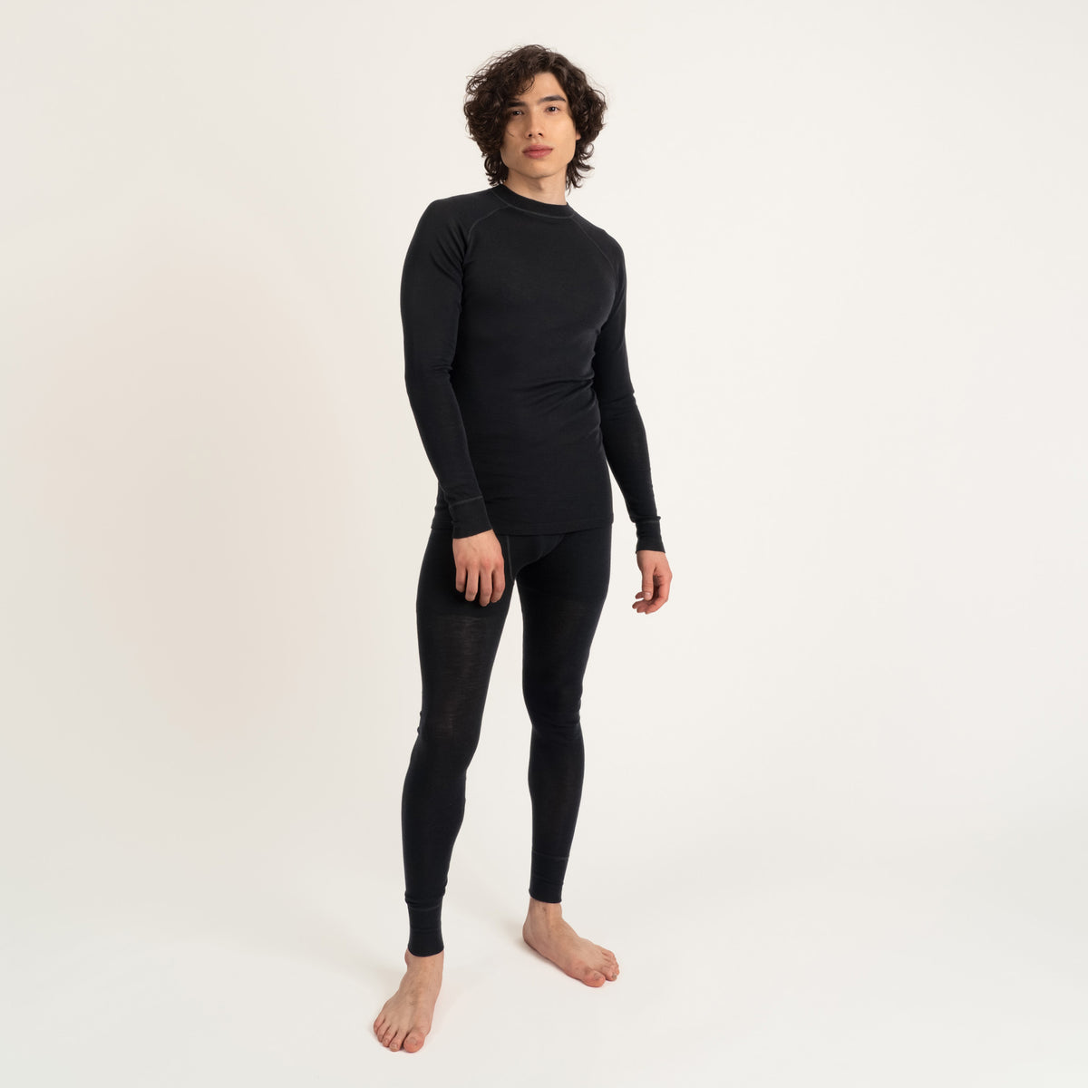 North Outdoor Multi Action miesten merino kerrastosetti värissä musta, mulesing-vapaa merinovilla. Suunniteltu Suomessa. - 