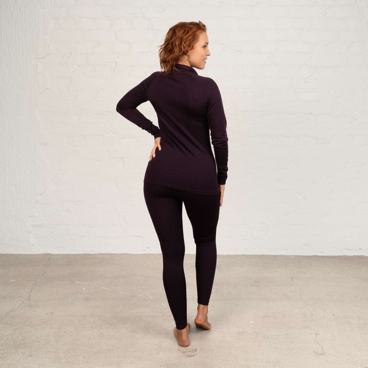 North Outdoor Sensitive 225 Damen-Merino-Baselayer-Zip-Polo in Aubergine mulesingfreie Merinowolle. Entworfen in Finnland. Ideal für technisches Lagensystem. - Model ist 173 cm groß und trägt Größe S