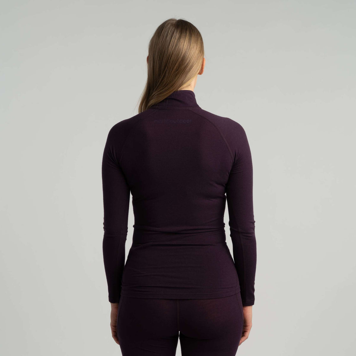 North Outdoor Motion 150 merino-underställströja med dragkedja för dam i aubergine, mulesing-fri merinoull. Designad i Finland. - Modellen är 174 cm och bär storlek S