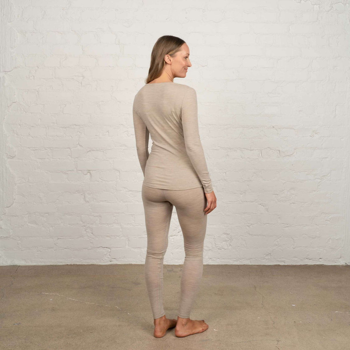 North Outdoor Sweat en mérinos femme Touch 150 de couche de base, couleur champagne, sans mulesing Laine mérinos. Conçu en Finlande. Parfait pour le superposition technique. - Le mannequin mesure 174 cm et porte une taille S
