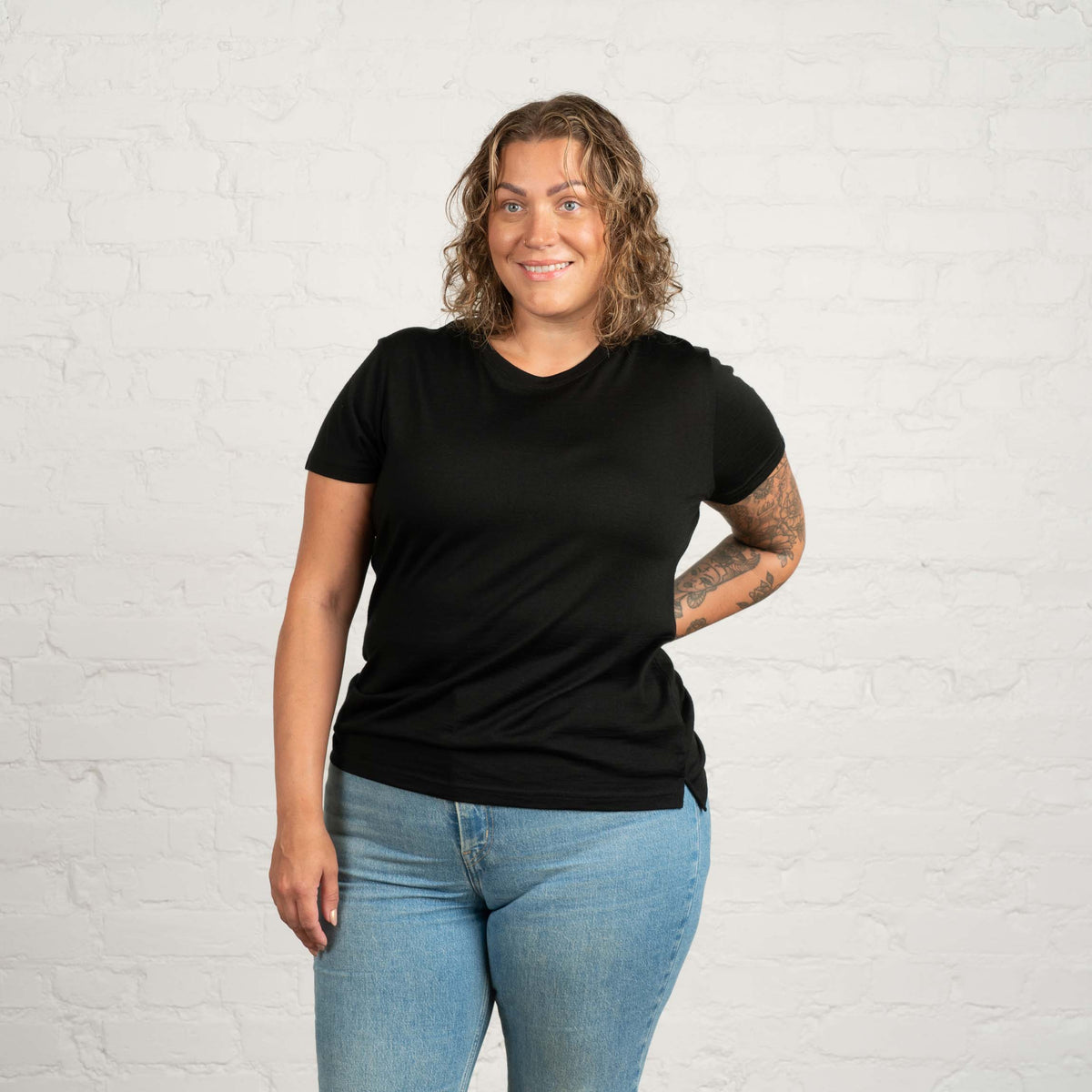 North Outdoor Lisa merino T-shirt W in kleur Zwart, mulesing-vrij merinowol. Ontworpen in Finland. - Het model is 178 cm lang en draagt maat XL