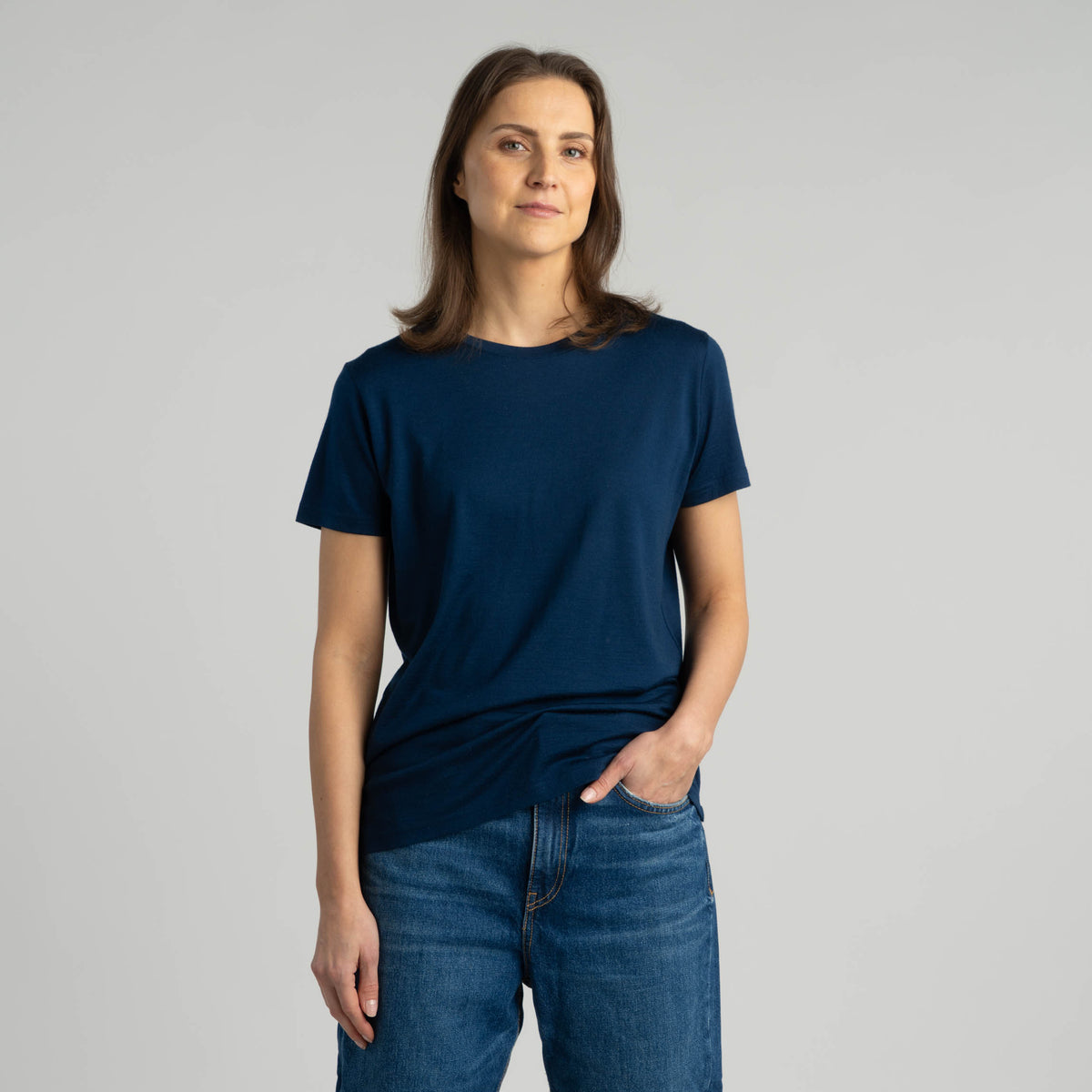North Outdoor Lisa merino T-paita W värissä tumma mustikka, mulesing-vapaa merinovilla. Suunniteltu Suomessa. - Malli on 175 cm ja käyttää kokoa S