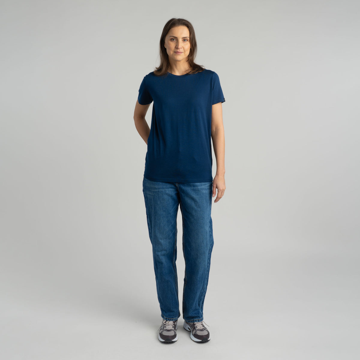 North Outdoor Lisa merino T-paita W värissä tumma mustikka, mulesing-vapaa merinovilla. Suunniteltu Suomessa. - Malli on 175 cm ja käyttää kokoa S