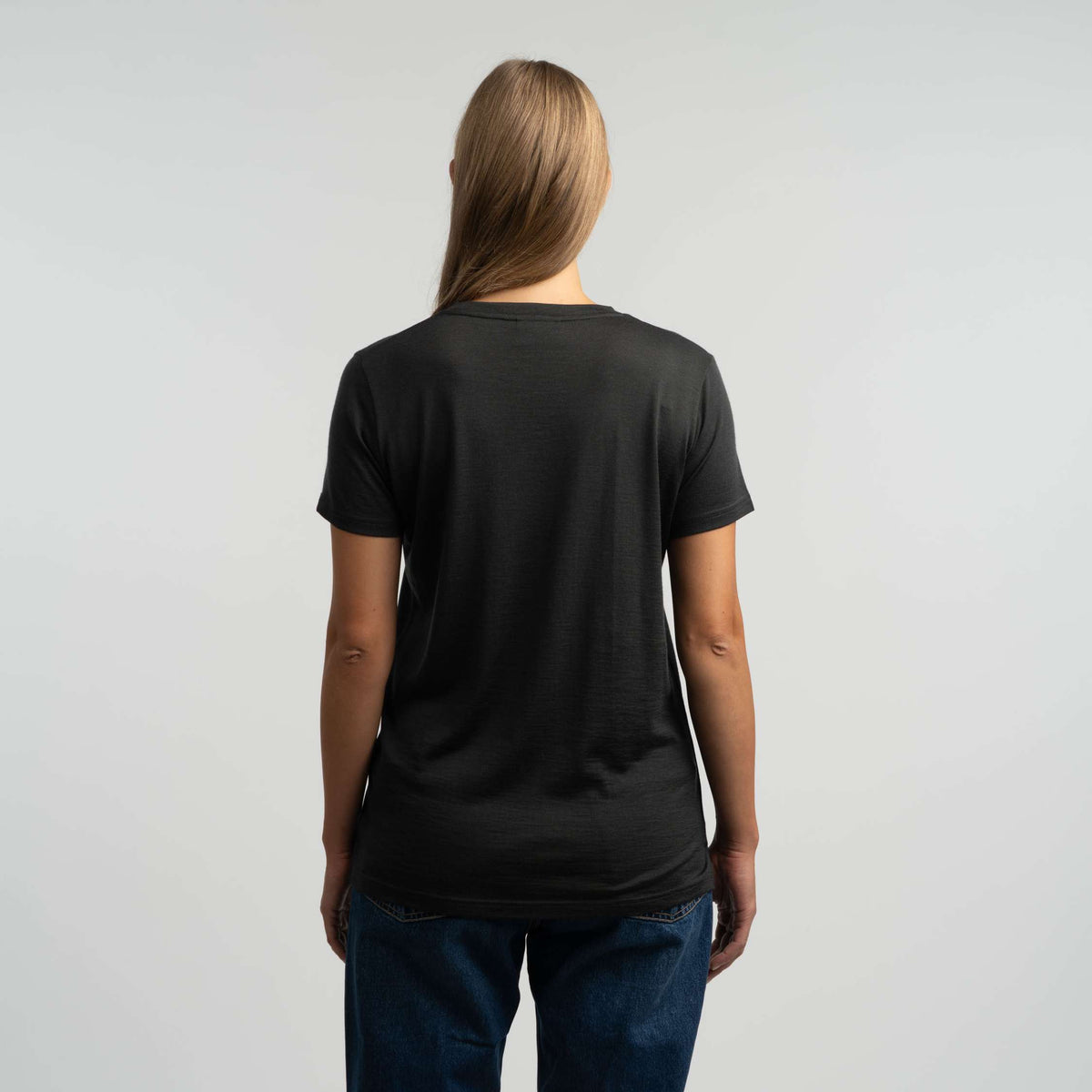 North Outdoor Lisa merino-t-shirt för dam i granitgrå mulesing-fri merinoull. Designad i Finland. - Modellen är 174 cm och bär storlek S