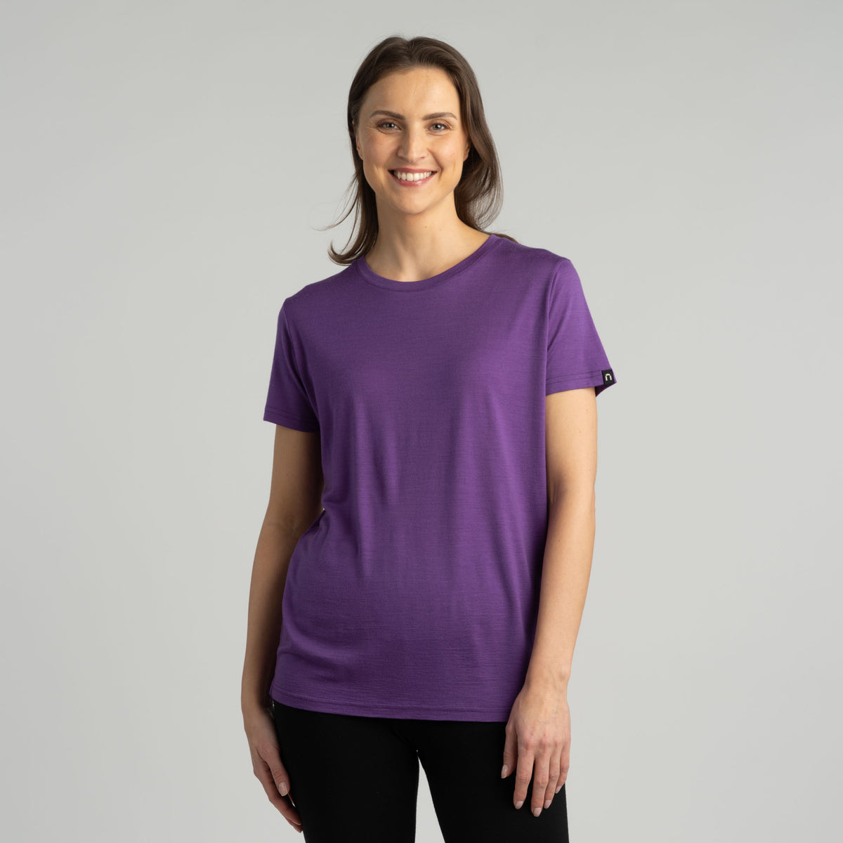 North Outdoor Lisa naisten merino T-paita värissä violetti, mulesing-vapaa merinovilla. Suunniteltu Suomessa. - Malli on 175 cm ja käyttää kokoa S