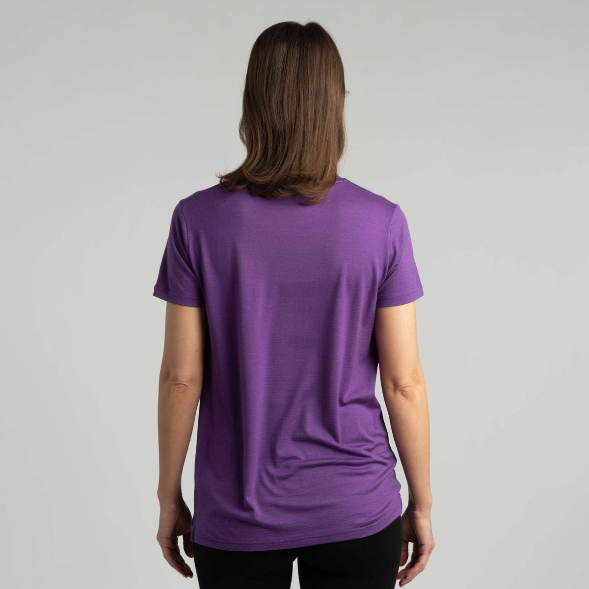North Outdoor Lisa naisten merino T-paita värissä violetti, mulesing-vapaa merinovilla. Suunniteltu Suomessa. - Malli on 175 cm ja käyttää kokoa S