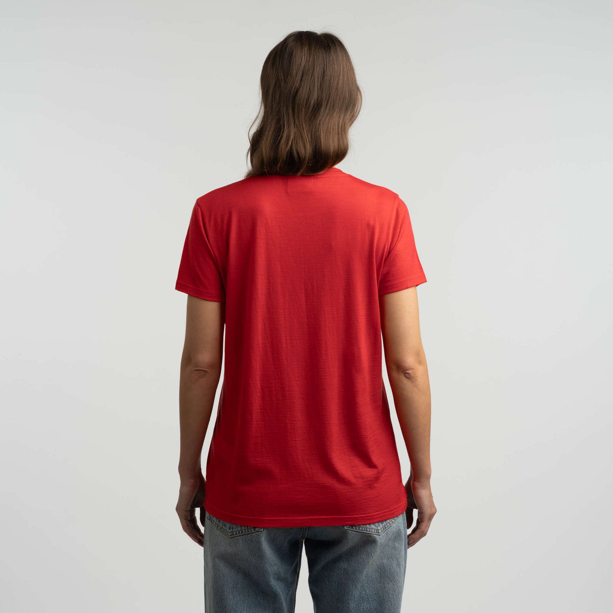 North Outdoor Tričko Lisa merino T-shirt W ve barvě mákově červené, bez mulesingu merino vlna. Navrženo ve Finsku. - Modelka měří 175 cm a носí velikost S
