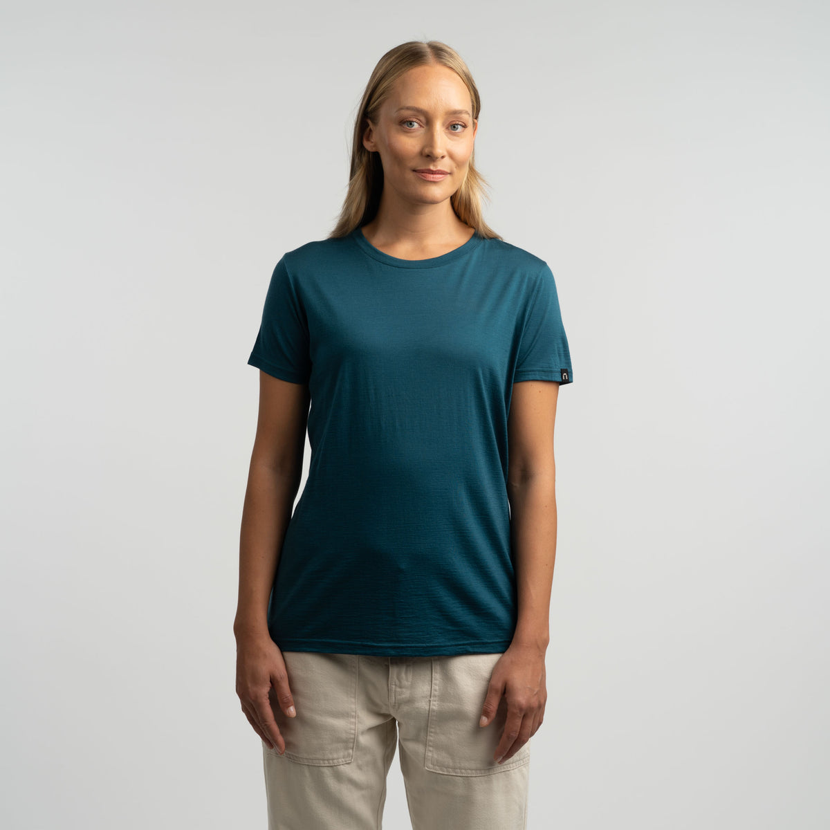 North Outdoor Lisa merino T-paita W värissä sinivihreä, mulesing-vapaa merinovilla. Suunniteltu Suomessa. - Malli on 174 cm ja käyttää kokoa S