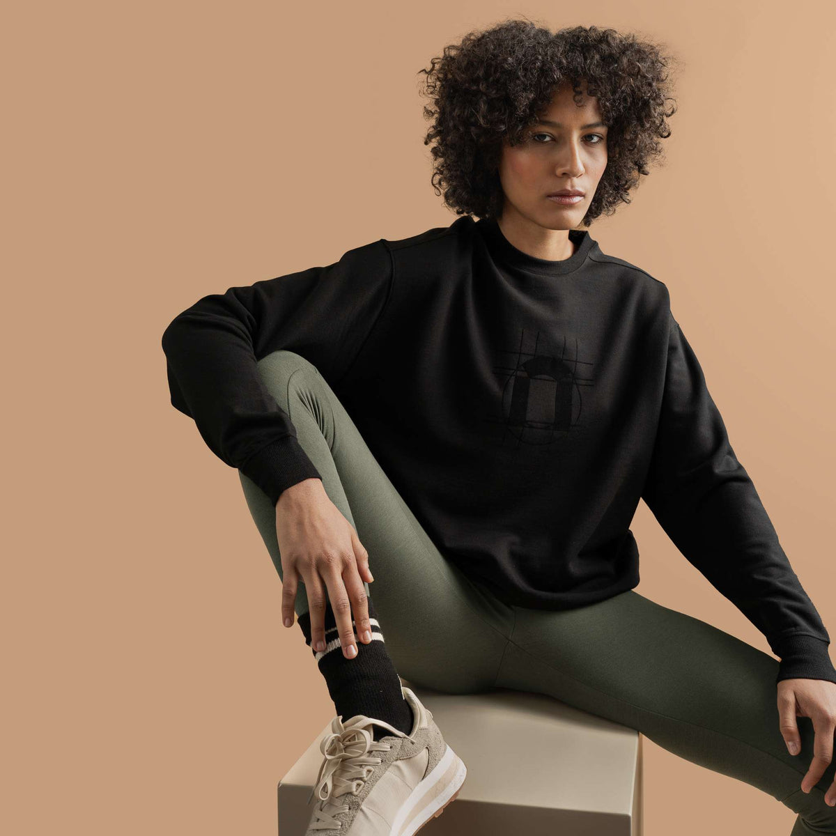North Outdoor Maglia in pile di merino All day 250 da donna Fanny nel colore Nero, senza mulesing Lana merino. Progettata in Finlandia. - La modella è alta 180 cm e indossa la taglia M