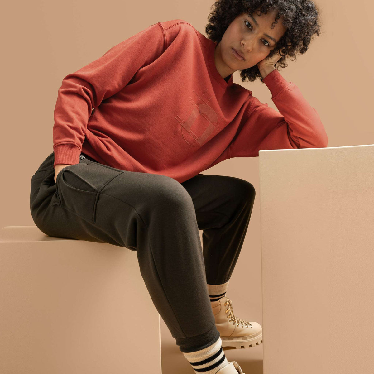 North Outdoor Maglione in fleece di merino All day 250 da donna Fanny nel colore terracotta, mulesing-free Lana merino. Progettato in Finlandia. - La modella è alta 180 cm e indossa la taglia M