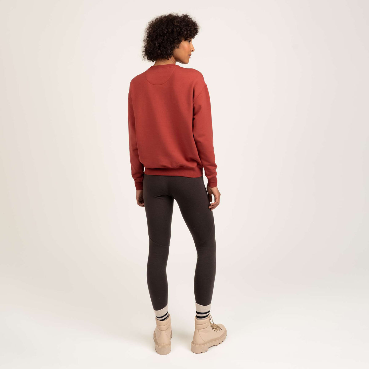 North Outdoor Maglione in fleece di merino All day 250 da donna Fanny nel colore terracotta, mulesing-free Lana merino. Progettato in Finlandia. - La modella è alta 180 cm e indossa la taglia S