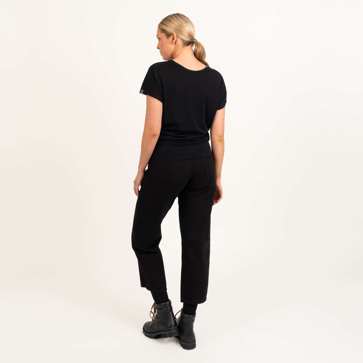 North Outdoor Eva merino t-shirt W in color Black, mulesing-free merino wool. Designed in Finland. - The model is 176 cm tall and wears size S