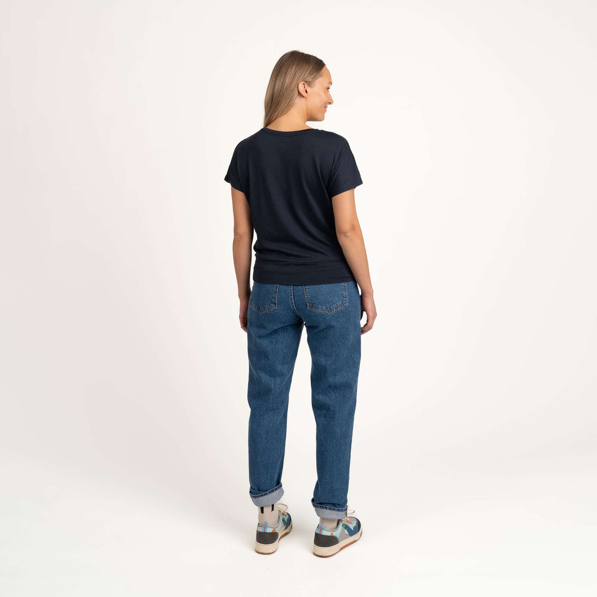 North Outdoor Tričko Eva merino T-paita W v barvě indigově modré, bez mulesingu merino vlna. Navrženo ve Finsku. - Modelka měří 174 cm a nosí velikost S