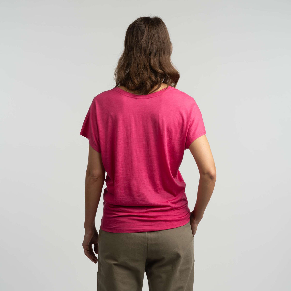 North Outdoor Eva merino-t-shirt för dam i rosa mulesing-fri merinoull. Designad i Finland. - Modellen är 175 cm och bär storlek M