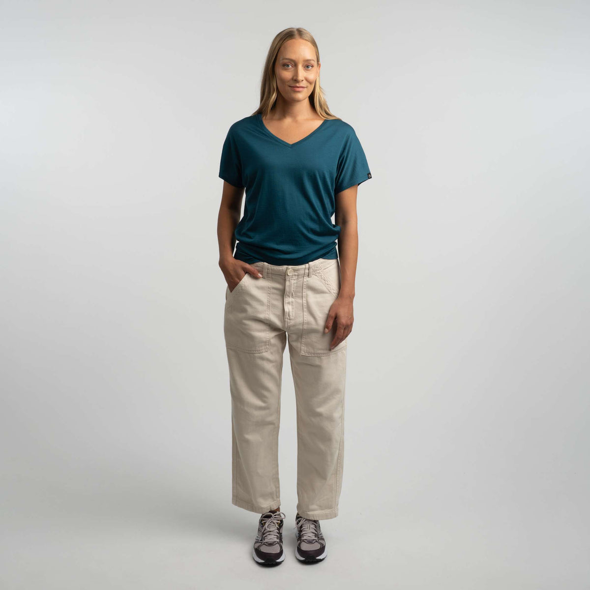 North Outdoor Eva merino T-paita W värissä sinivihreä, mulesing-vapaa merinovilla. Suunniteltu Suomessa. - Malli on 174 cm ja käyttää kokoa S
