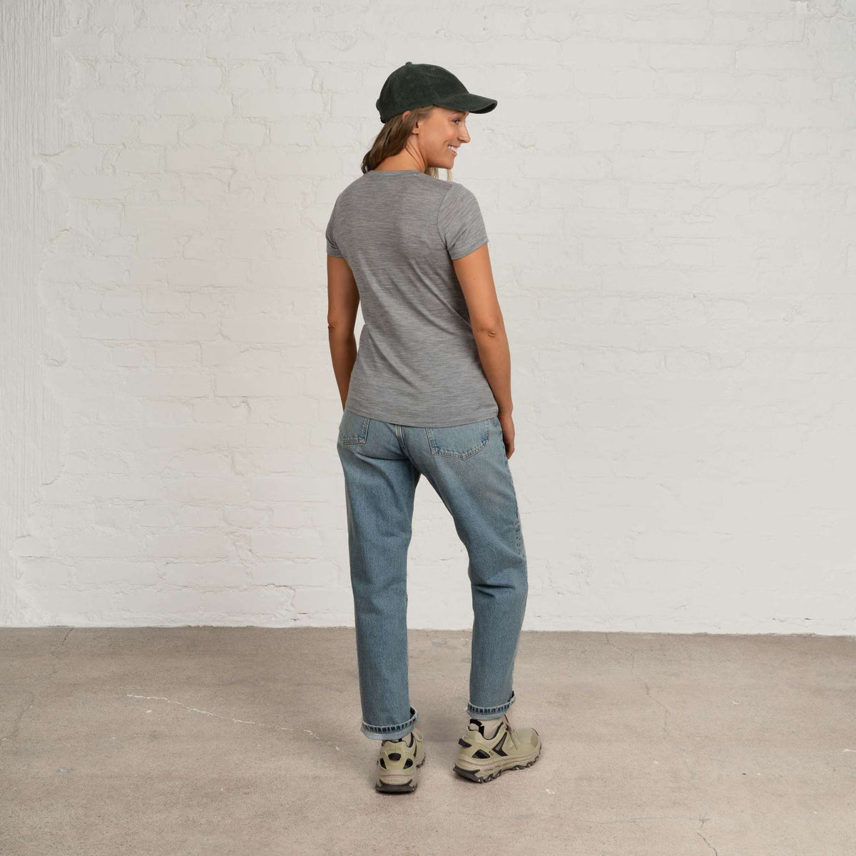 North Outdoor Elea women's merino t-shirt in heathered medium grey mulesing-free merino wool. Designed in Finland. - Model is 174 cm and wears size S