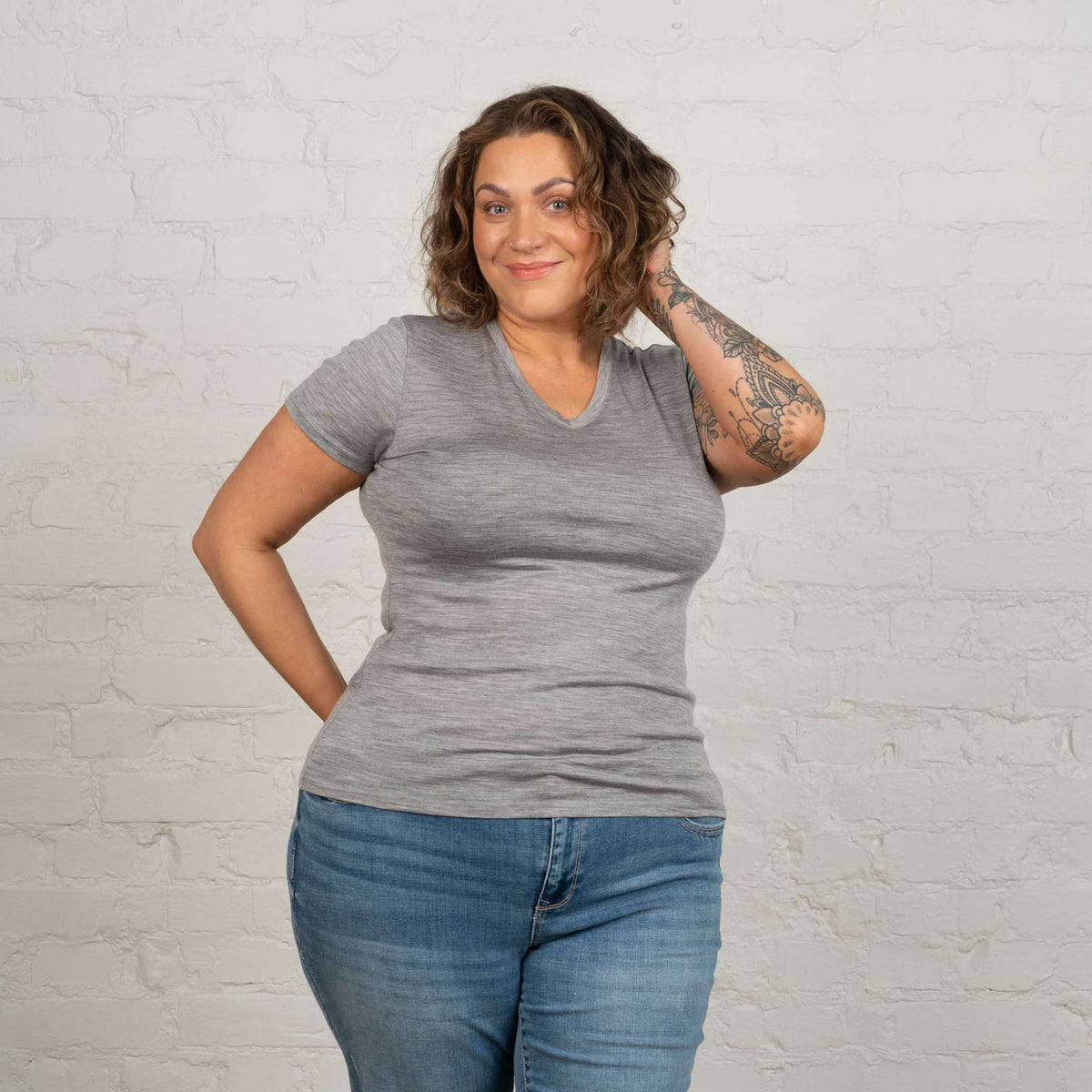 North Outdoor Elea women's merino t-shirt in heathered medium grey mulesing-free merino wool. Designed in Finland. - Model is 178 cm and wears size XL