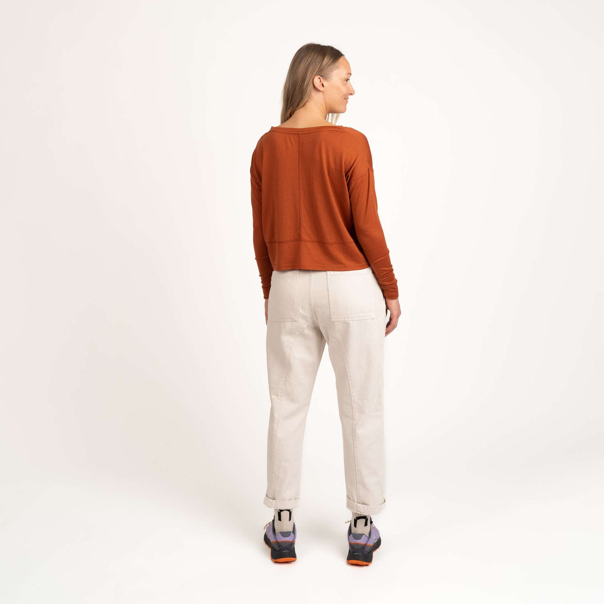 North Outdoor Celodenní 150 Dámské zkrácené merino tričko s dlouhým rukávem Liz v barvě pálená umbra, bez mulesingu merino vlna. Navrženo ve Finsku. - Modelka měří 174 cm a má na sobě velikost S