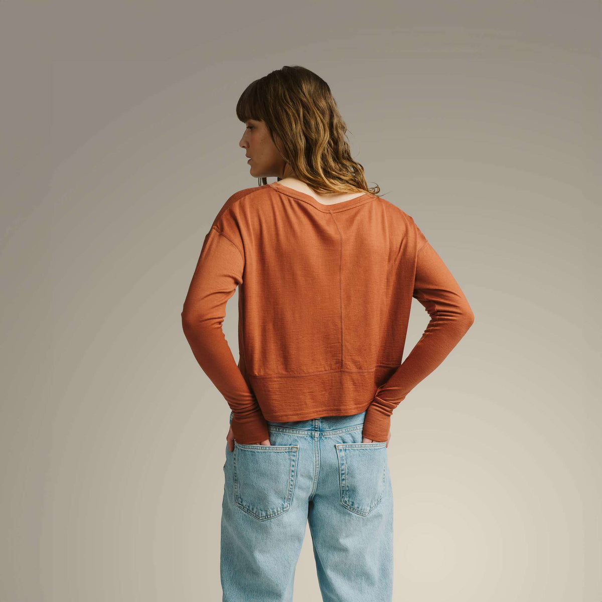 North Outdoor Celodenní 150 Dámské zkrácené merino tričko s dlouhým rukávem Liz v barvě pálená umbra, bez mulesingu merino vlna. Navrženo ve Finsku. - Modelka měří 178 cm a má na sobě velikost S