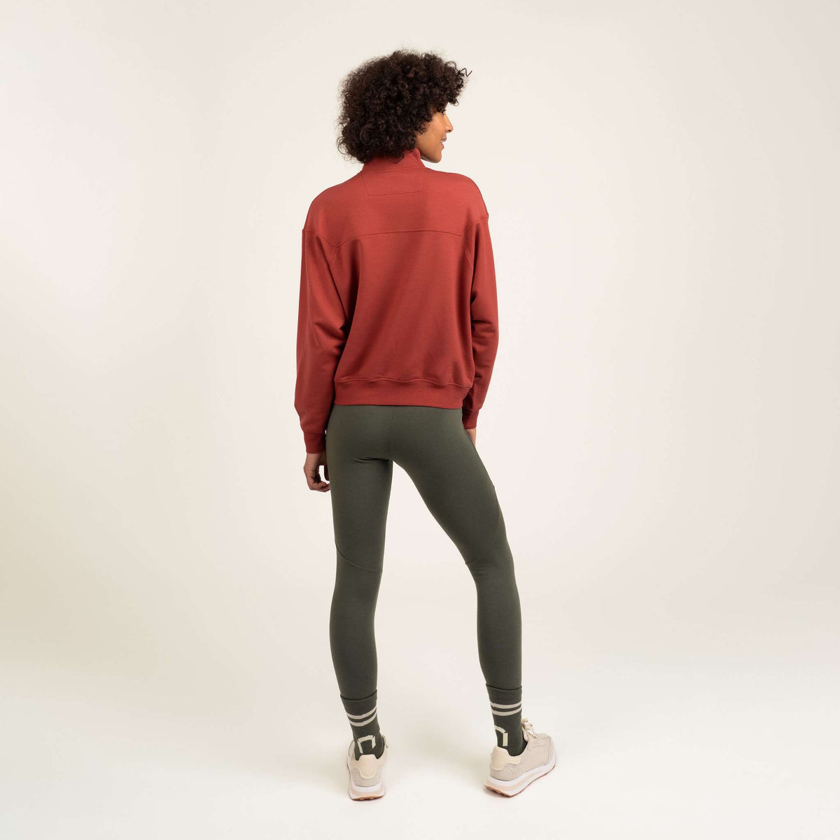 North Outdoor Maglia in merino con zip All day 250 da donna Freja nel colore terracotta, mulesing-free Lana merino. Progettata in Finlandia. - Il modello è alto 180 cm e indossa la taglia S
